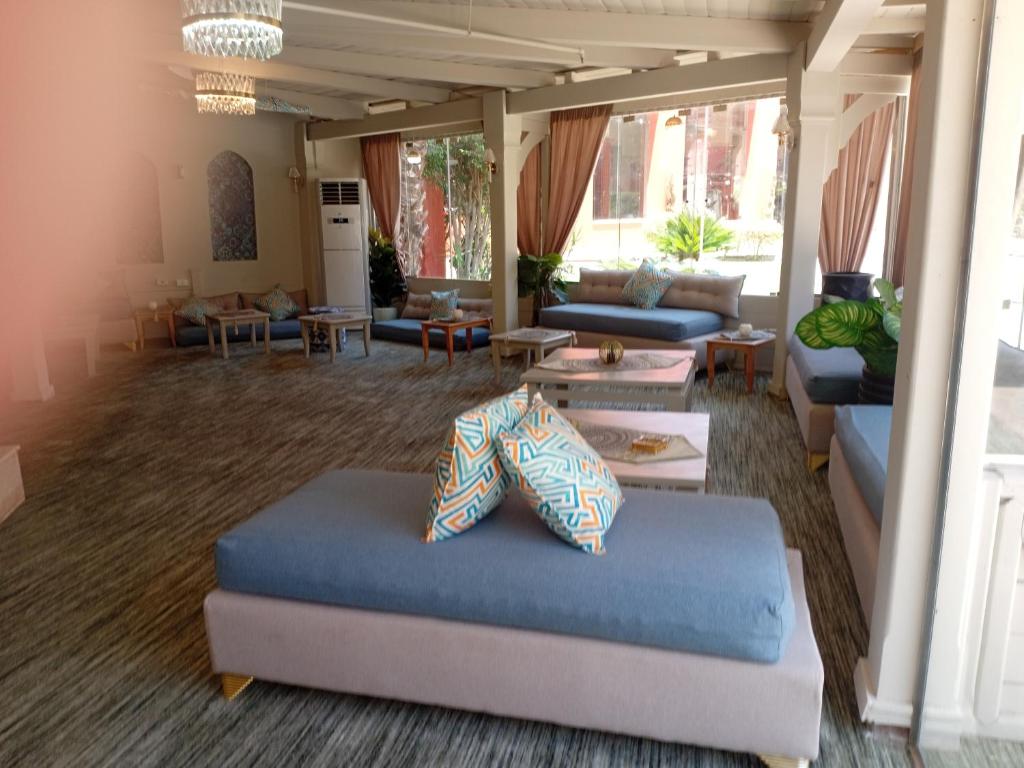 Grand Pyramids Hotel 